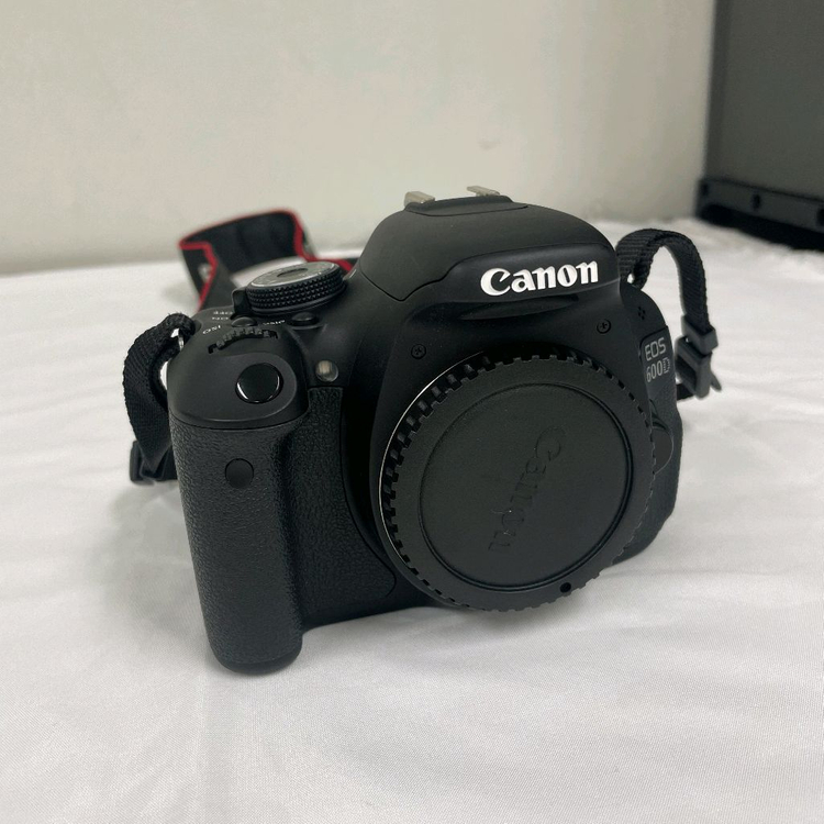 캐논 EOS 600D DSLR 카메라 이미지