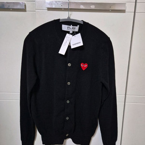 새상품 꼼데가르송 플레이 레드 하트 크루넥 블랙 가디건 남녀공용 S