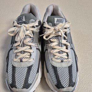 (중고_270) 나이키 줌 보메로 5 프리미엄 라이트 아이언 오어 앤 플랫 퓨터