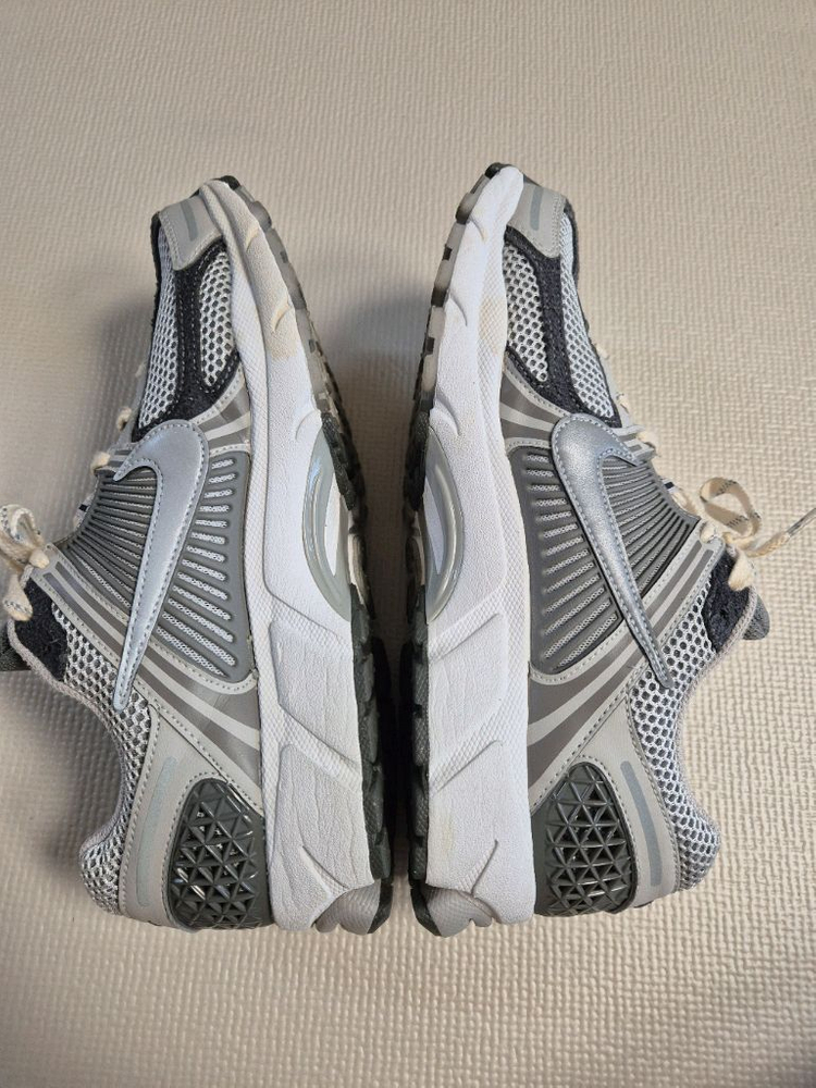 (중고_270) 나이키 줌 보메로 5 프리미엄 라이트 아이언 오어 앤 플랫 퓨터--4