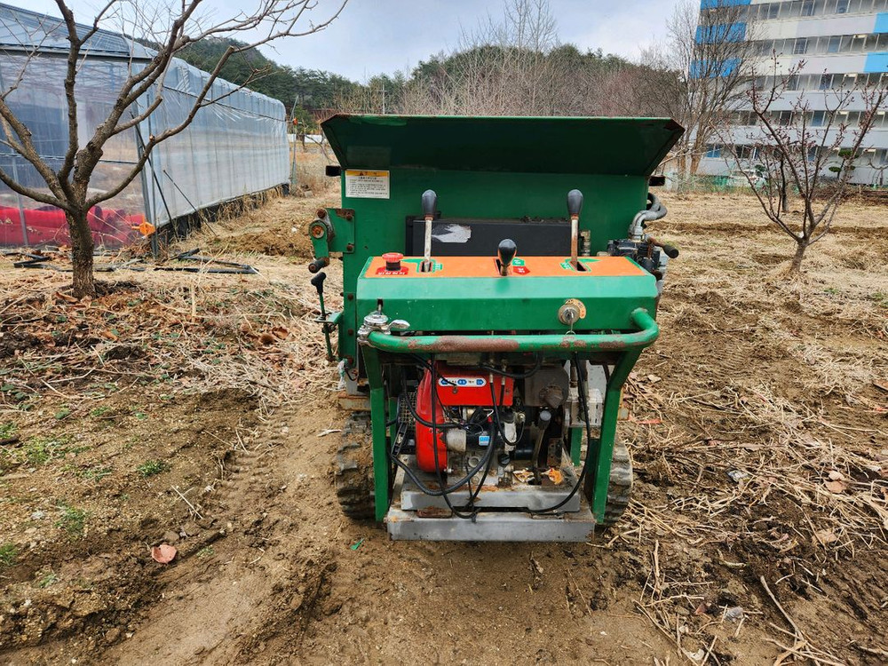 자주식 퇴비 살포기--1