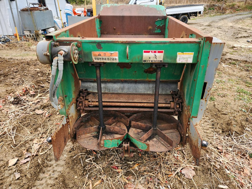 자주식 퇴비 살포기--3