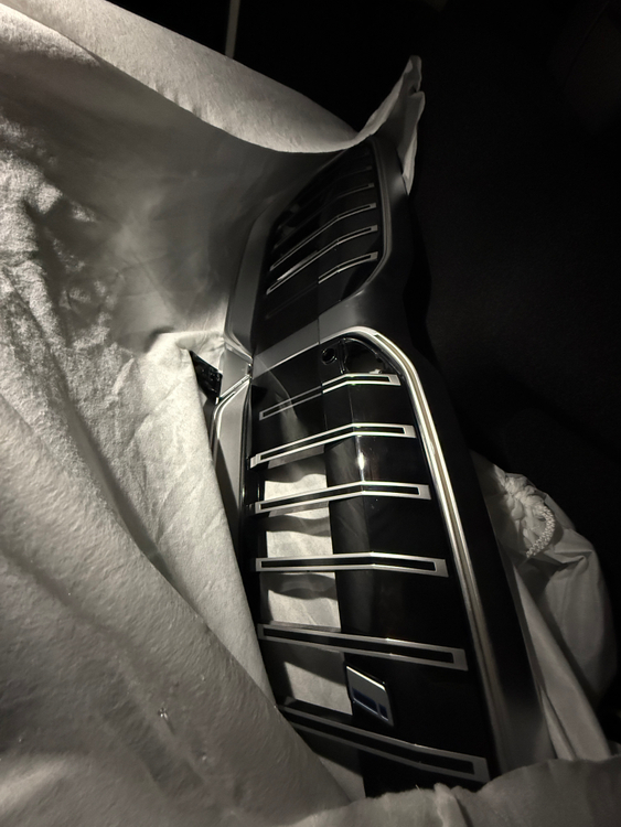 BMW i5 순정그릴--1