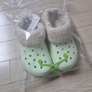 쿨거래시 4만5천택포! 미착용 새제품 정품 크록스 사이즈 240(M6, W7)