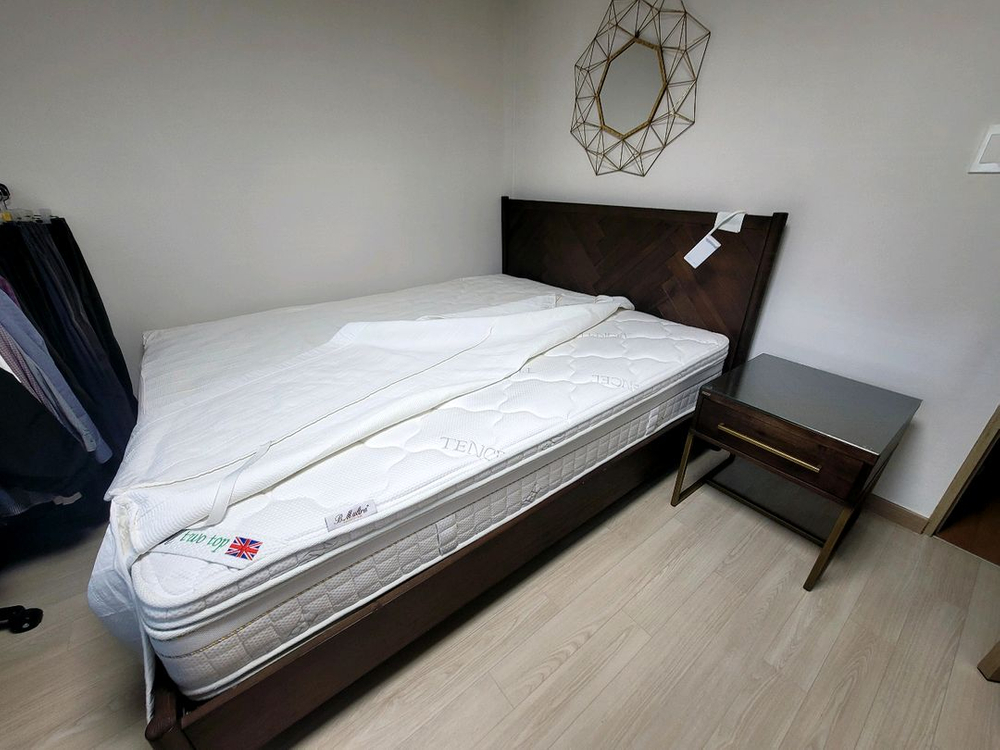 까사미아 헤링본 시리즈, 침대(영국제 매트리스 포함), 협탁, 옷수납장, 6인용 식탁 및 의자 세트 판매 이미지