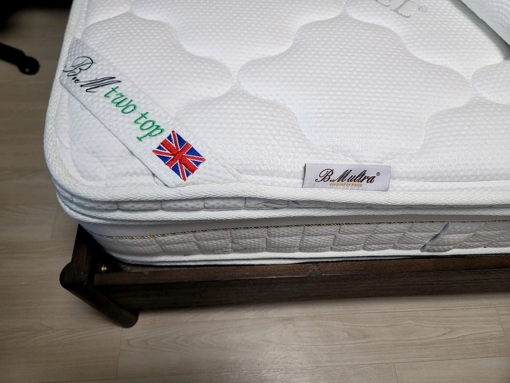 까사미아 헤링본 시리즈, 침대(영국제 매트리스 포함), 협탁, 옷수납장, 6인용 식탁 및 의자 세트 판매 이미지