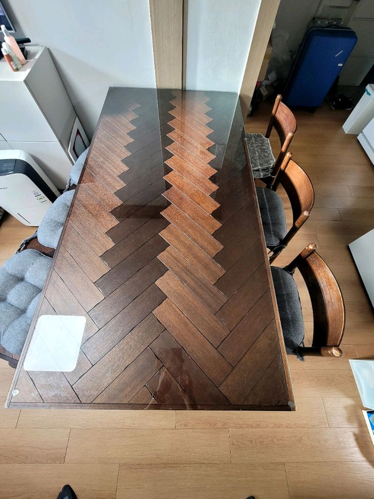 까사미아 헤링본 시리즈, 침대(영국제 매트리스 포함), 협탁, 옷수납장, 6인용 식탁 및 의자 세트 판매 이미지