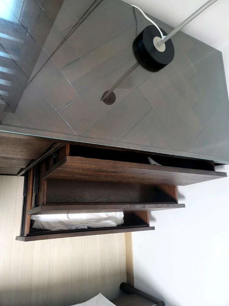 까사미아 헤링본 시리즈, 침대(영국제 매트리스 포함), 협탁, 옷수납장, 6인용 식탁 및 의자 세트 판매 이미지