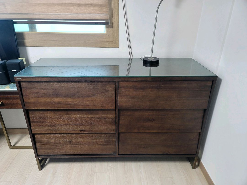 까사미아 헤링본 시리즈, 침대(영국제 매트리스 포함), 협탁, 옷수납장, 6인용 식탁 및 의자 세트 판매 이미지