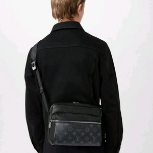 루이비통 모노그램 패턴의 메신저 슬링백 블랙