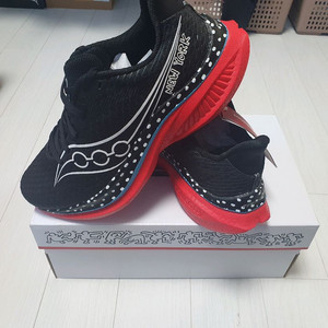 새 상품) 써코니엔돌핀스피드5 뉴욕 컬러 265m공식 구매처 상품입니다 a/s 가능 인증 가능합니다.