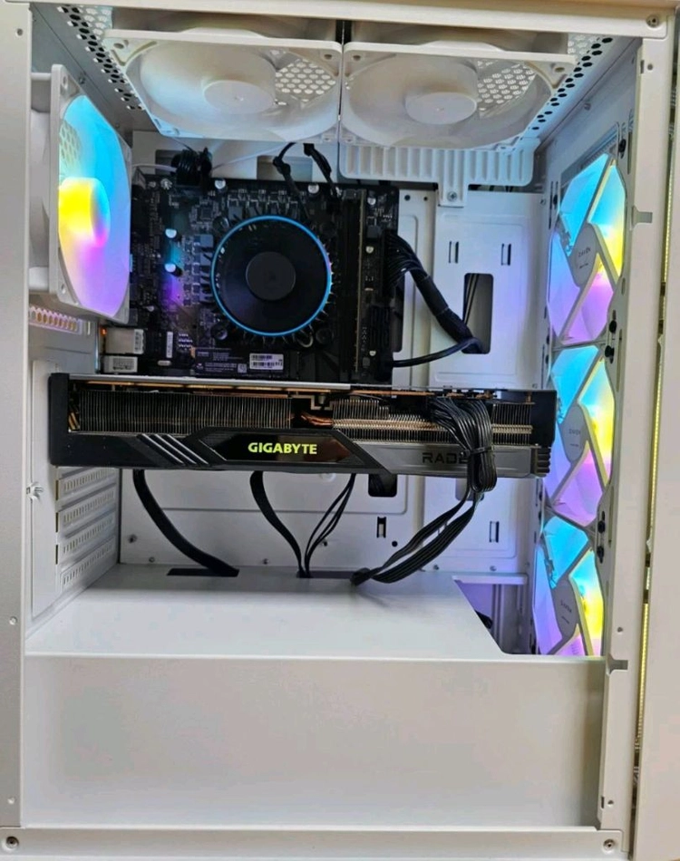 게이밍 PC 본체 i5-14400F RX 7700 XT 화이트 컴퓨터 판매합니다 - 안심되는 중고거래