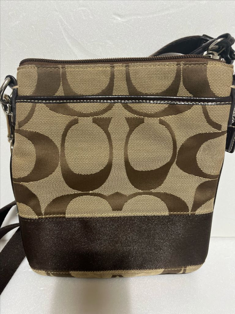 코치 시그니처 패턴 크로스백 이미지