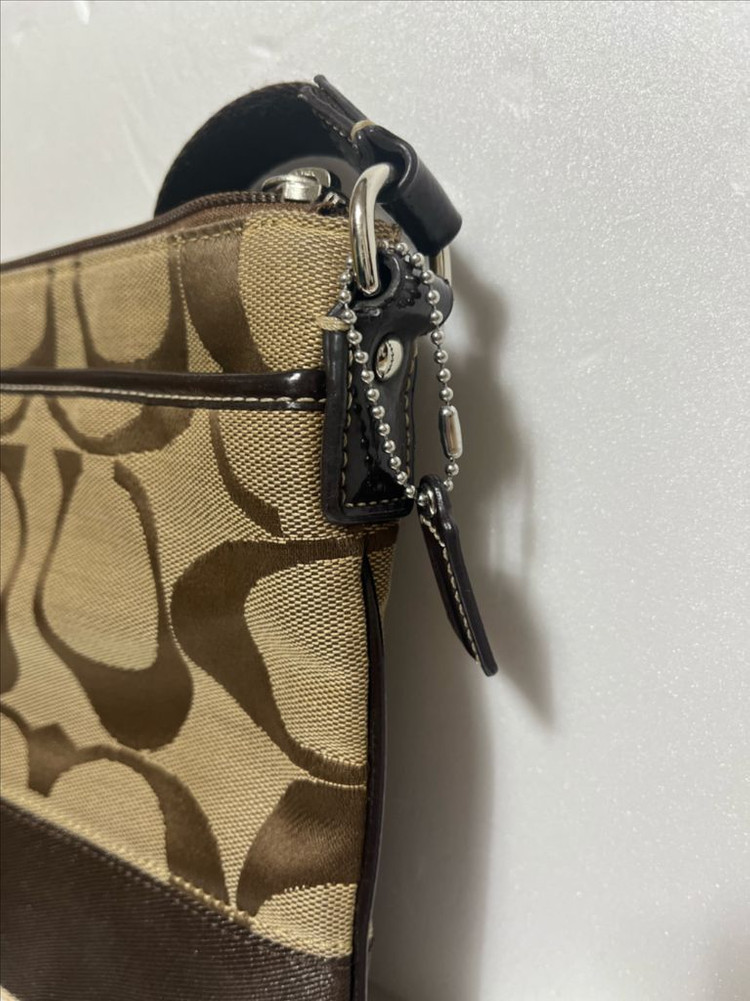 코치 시그니처 패턴 크로스백 이미지