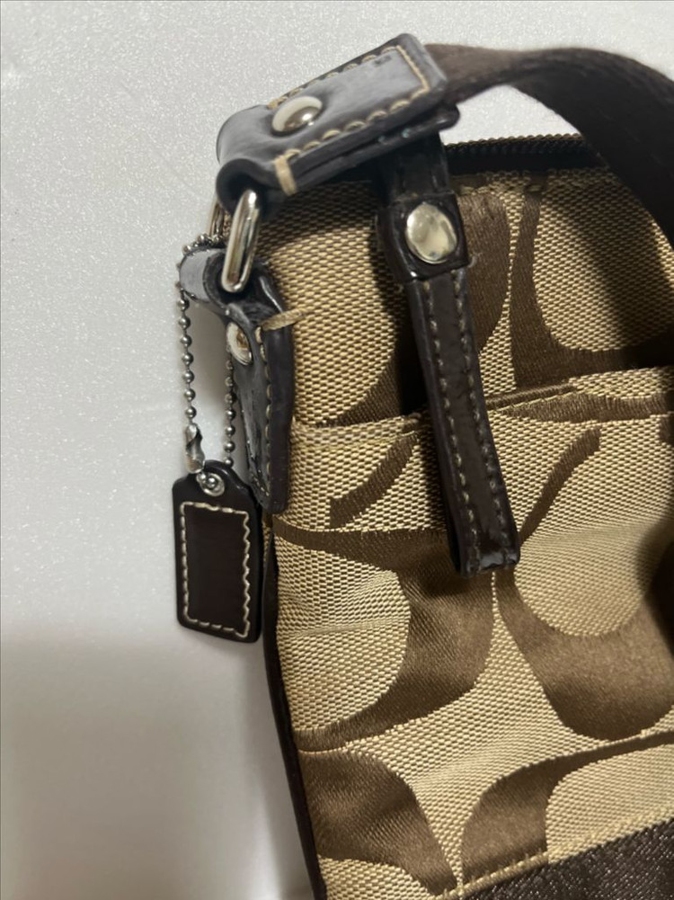 코치 시그니처 패턴 크로스백 이미지