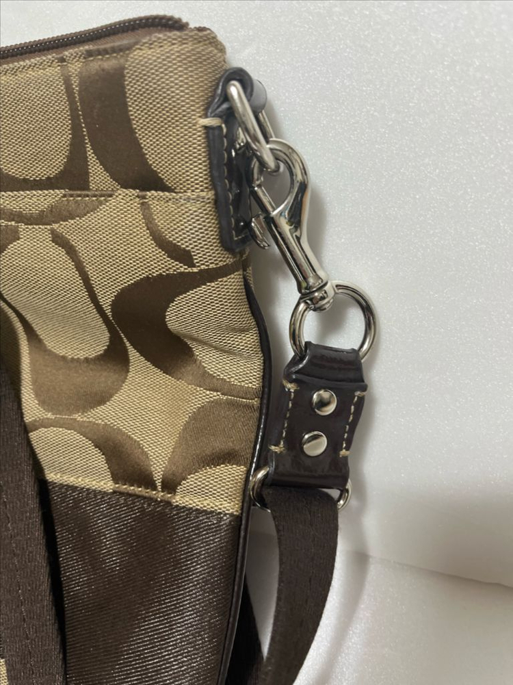 코치 시그니처 패턴 크로스백 이미지