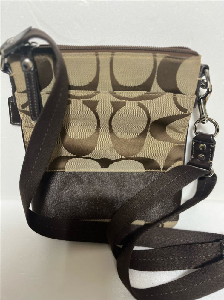 코치 시그니처 패턴 크로스백 이미지