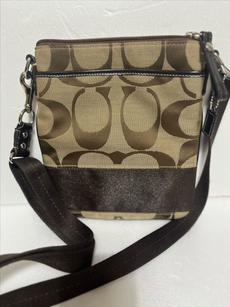 코치 시그니처 패턴 크로스백 이미지