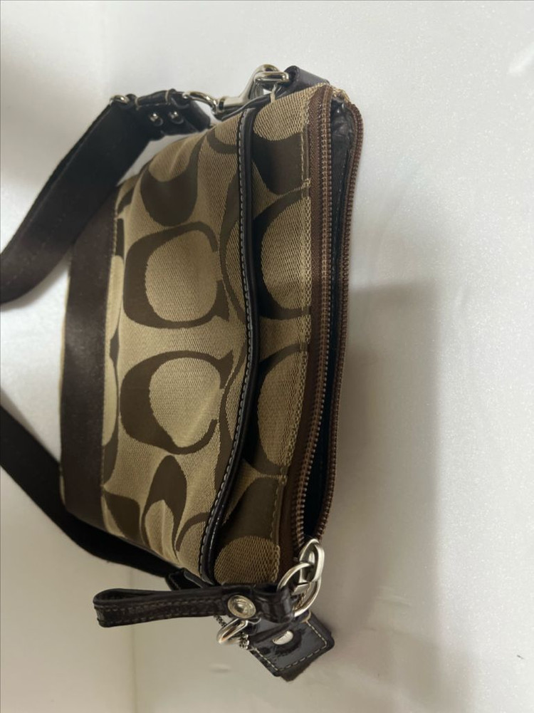 코치 시그니처 패턴 크로스백 이미지