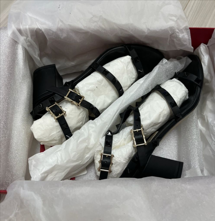 발렌티노 락스터드 샌들 명품구두 자라 코스 샤넬 디올 셀리느 구찌 구두 신발 이미지