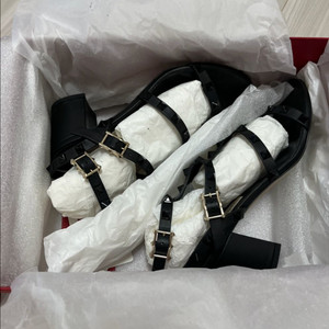 발렌티노 락스터드 샌들 명품구두 샤넬 디올 셀리느 구찌 구두 신발