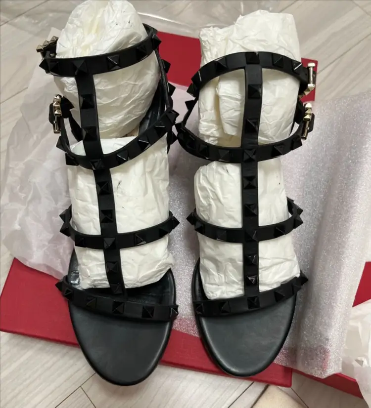 발렌티노 락스터드 샌들 명품구두 자라 코스 샤넬 디올 셀리느 구찌 구두 신발 이미지