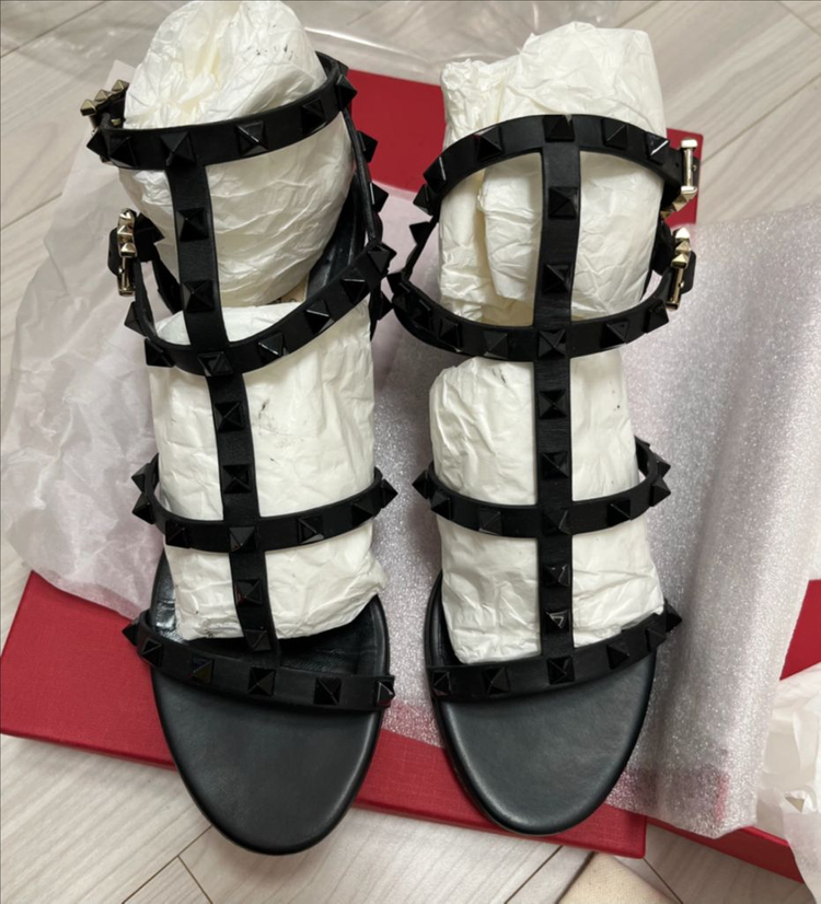 발렌티노 락스터드 샌들 명품구두 자라 코스 샤넬 디올 셀리느 구찌 구두 신발 이미지