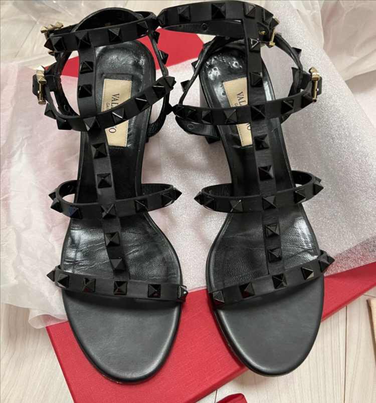 발렌티노 락스터드 샌들 명품구두 자라 코스 샤넬 디올 셀리느 구찌 구두 신발 이미지