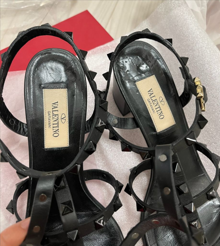 발렌티노 락스터드 샌들 명품구두 자라 코스 샤넬 디올 셀리느 구찌 구두 신발 이미지
