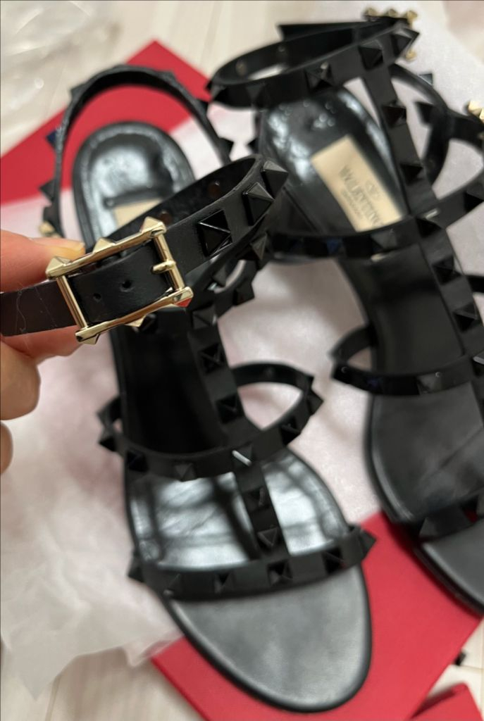 발렌티노 락스터드 샌들 명품구두 자라 코스 샤넬 디올 셀리느 구찌 구두 신발 이미지