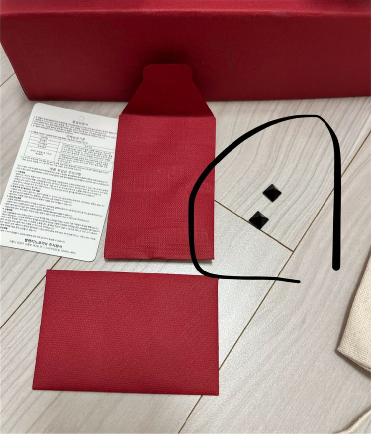 발렌티노 락스터드 샌들 명품구두 자라 코스 샤넬 디올 셀리느 구찌 구두 신발 이미지