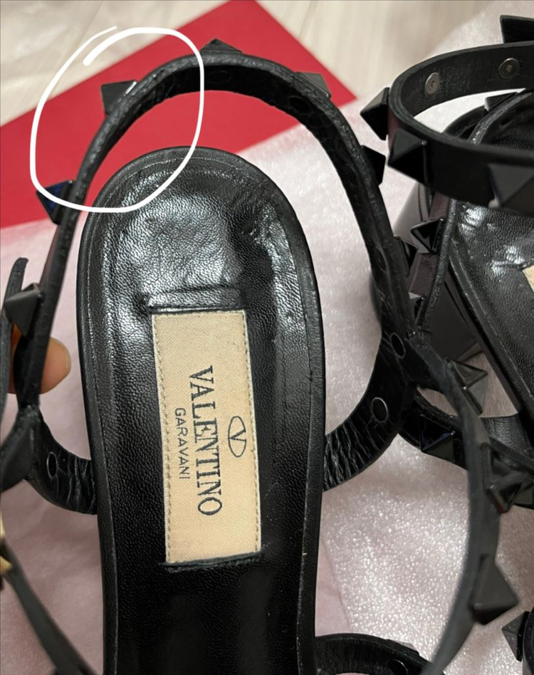 발렌티노 락스터드 샌들 명품구두 자라 코스 샤넬 디올 셀리느 구찌 구두 신발 이미지