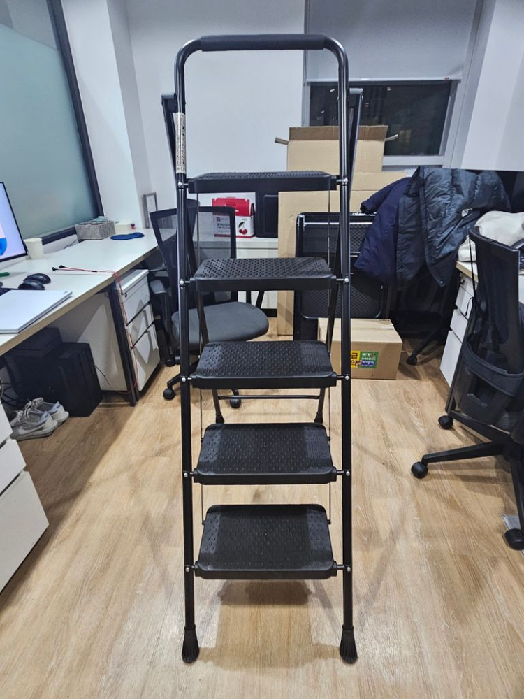 (새제품) 튼튼한 넓은 5단 계단사다리 판매합니다--2