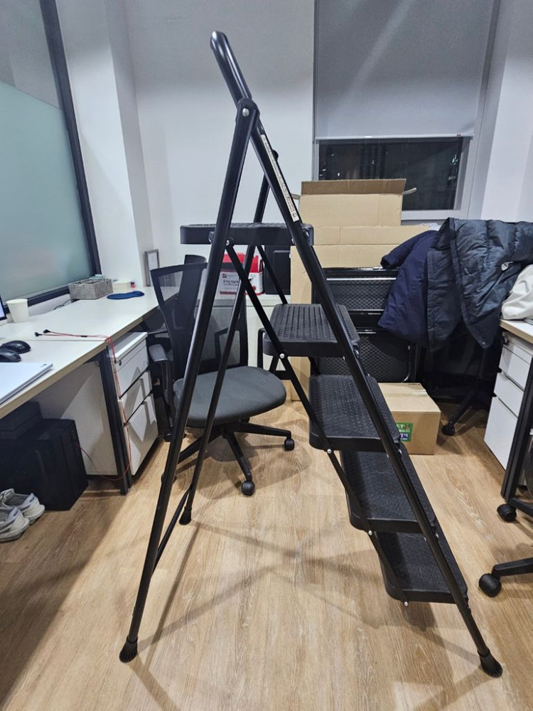 (새제품) 튼튼한 넓은 5단 계단사다리 판매합니다--3