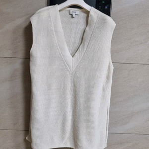 코스Cos 브이넥 조끼 베스트
