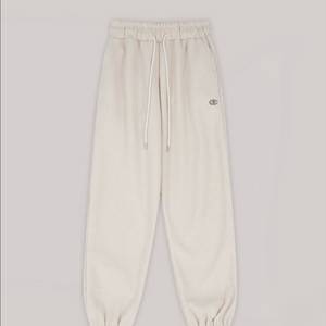 시엔느 심볼 니트 조거 팬츠 크림