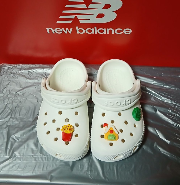 크록스 C6 130 클래식클로그화이트 토들러 지비츠포함 거의새거--1