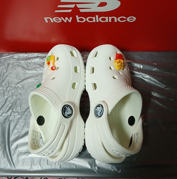 크록스 C6 130 클래식클로그화이트 토들러 지비츠포함 거의새거--4