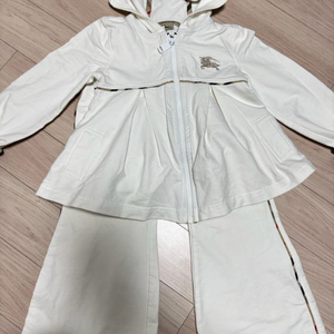 버버리키즈 여아셋업 4y