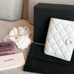 샤넬 화이트 지갑 여권 겸용