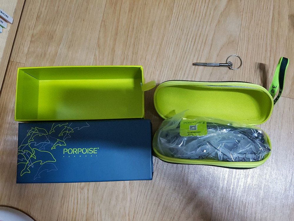 패션용품 : 선글라스, 지갑, 블랙야크 등산복, 넥타이, 스타벅스 크로스백, 향수 등--0