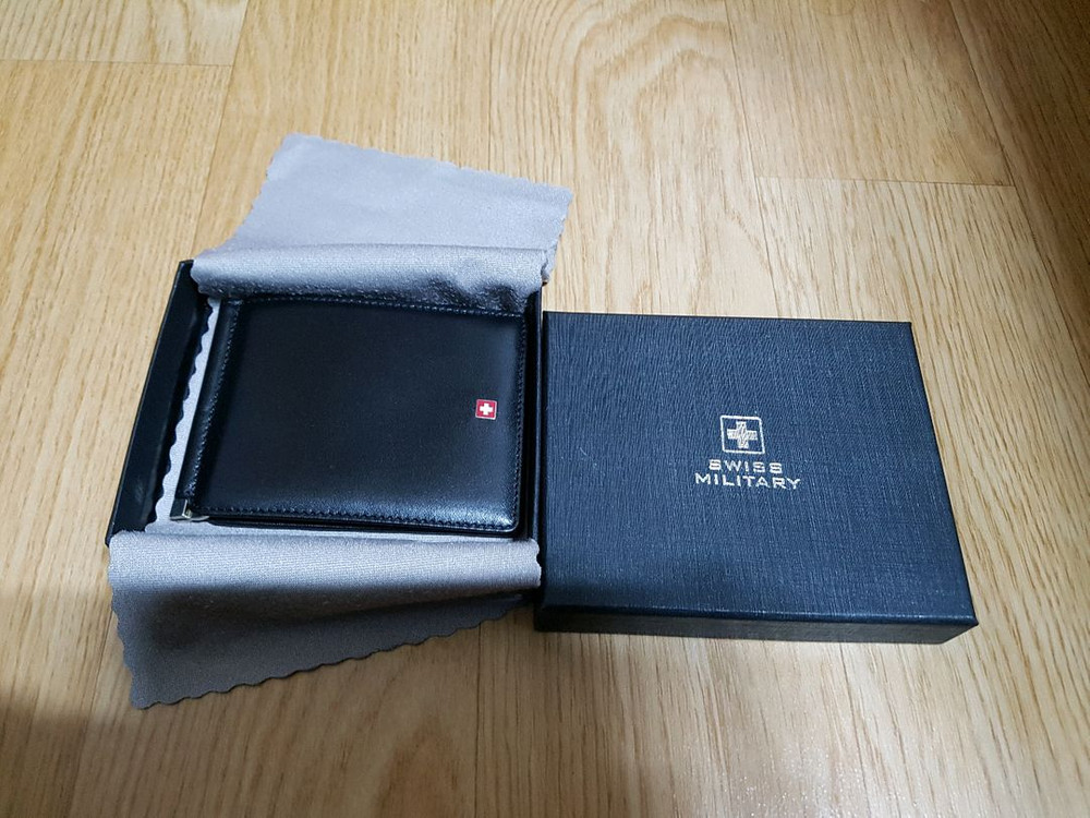 패션용품 : 선글라스, 지갑, 블랙야크 등산복, 넥타이, 스타벅스 크로스백, 향수 등--2