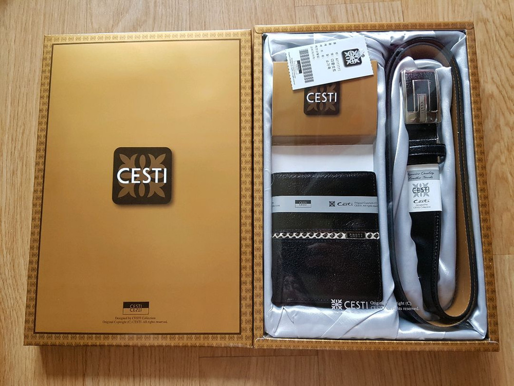 패션용품 : 선글라스, 지갑, 블랙야크 등산복, 넥타이, 스타벅스 크로스백, 향수 등--3