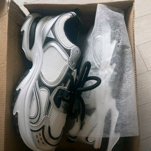 새상품입니다 운동화270 실버