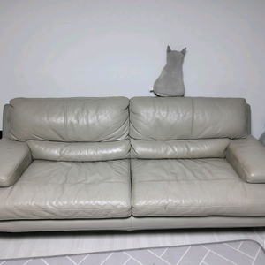 베이지 가죽 3인용 소파 나눔합니다. 정말 편한 쇼파입니다.