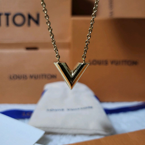 [새상품급/풀구성] 루이비통 에센셜 V 목걸이