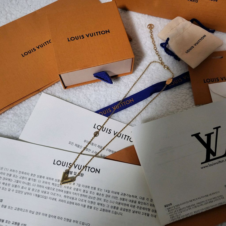 [새상품급/풀구성] 루이비통 에센셜 V 목걸이--1
