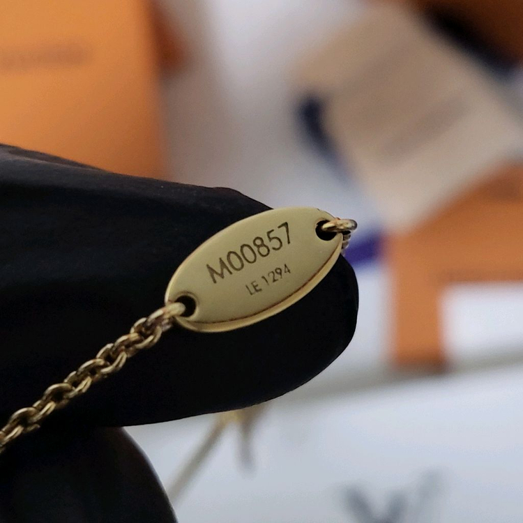 [새상품급/풀구성] 루이비통 에센셜 V 목걸이--6