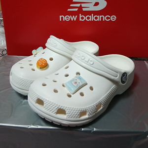 크록스정품 C10 165 클래식클로그화이트 지비츠포함