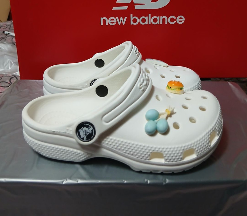 크록스정품 C10 165 클래식클로그화이트 지비츠포함--1